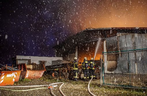 Die Feuerwehr ließ die Halle in der Nacht kontrolliert abbrennen. Foto: SDMG