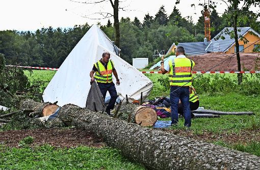 Polizeibeamte sichern Spuren nach dem Unglück auf dem Waldspielplatz in Rickenbach. (Archivfoto) Foto: dpa