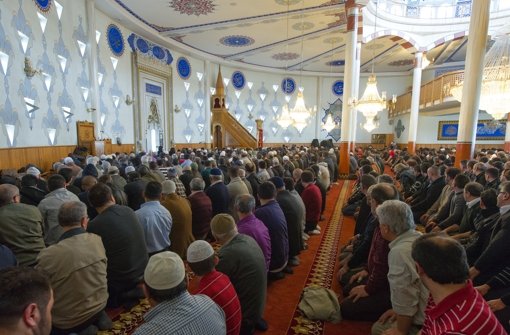 Die Yavuz-Sultan-Selim-Moschee in Mannheim öffnet am Mittwoch ihre Türen für die Öffentlichkeit. Dort treffen sich an jedem Freitag Muslime zum Gebet. Foto: dpa