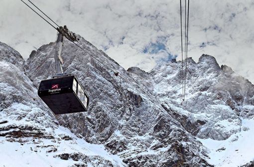 In zehn Minuten zum Gipfel: Die Seilbahn ist ein Bauwerk der Superlative. Foto: AFP
