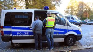 Polizisten führen am 2.11.2016 eine Razzia in einem Asylbewerberheim in Dresden (Sachsen) durch. Foto: dpa-Zentralbild