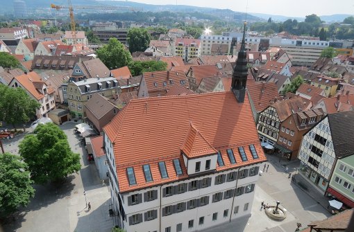 Blick vom Turm  der Stadtkirche auf den Marktplatz und das Rathaus. Foto: Julia Bayer