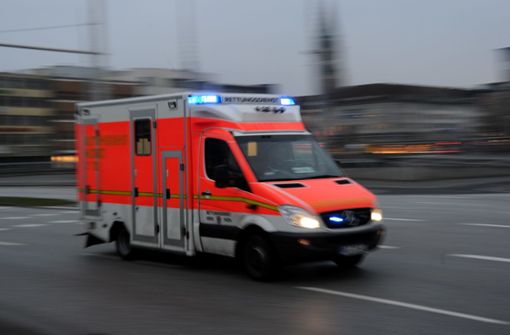 Die 40-jährige Frau und ihr Beifahrer mussten vom Rettungsdienst in eine Klinik gebracht werden (Symbolbild). Foto: dpa/Carsten Rehder