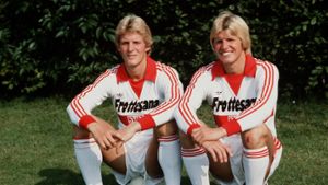 Die Brüder Karlheinz (links) und Bernd Förster sorgten in den 80er-Jahren für Angst und Schrecken bei den Angreifern in der Bundesliga. Am Dienstag feiert Bernd seinen 60. Geburtstag. Foto: Baumann