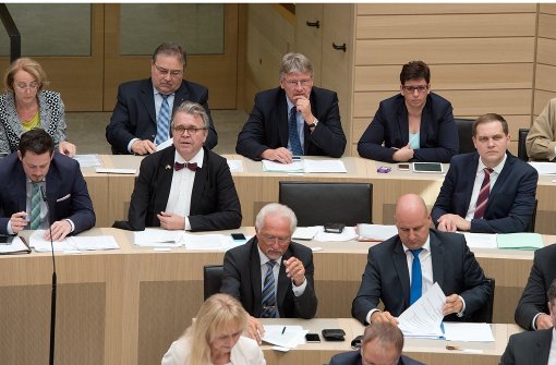 Mitglieder der Fraktion der Partei Alternative für Deutschland (AfD) sitzen im Plenarsaal des Landtags von Baden-Württemberg in Stuttgart. Foto: dpa