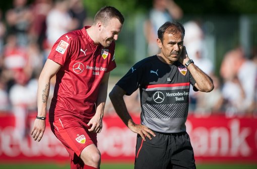 VfB-Spieler Kevin Großkreutz (links, im Bild mit Trainer Jos Luhukay) ist immer für einen Spaß zu haben. Foto: dpa