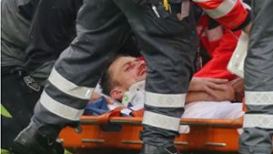 Der Kapitän des VfB Stuttgart, Christian Gentner musste in der 84. Minute verletzt vom Feld getragen werden. Foto: Pressefoto Baumann