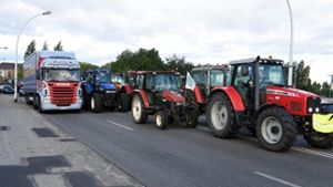 Französische Landwirte blockieren mit ihren Traktoren den Grenzübergang bei Kehl Foto: dpa