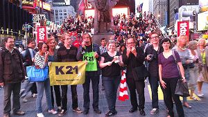 Schwabenstreich goes Big Apple: Rund zehn Deutsche haben am Mittwochabend am New Yorker Time Square mit Getöse gegen das umstrittene Bahnprojekt Stuttgart 21 protestiert. Foto: privat