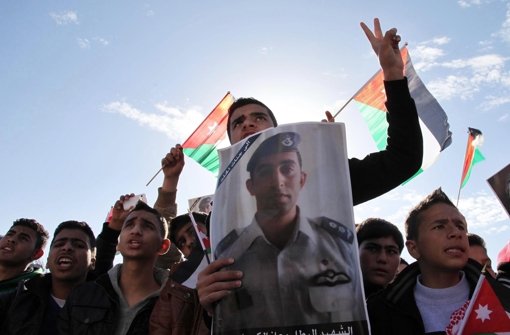 Studenten tragen Bilder des ermordeten Piloten Muas al-Kasasba durch das jordanische Amman. Die Luftwaffe Jordaniens hat neue Einsätze gegen IS geflogen. Foto: dpa