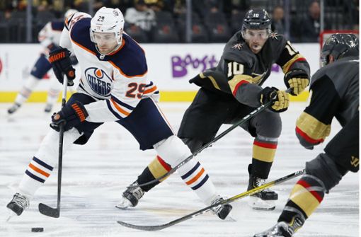 Leon Draisaitl (li.) spielte eine grandiose Saison, doch die Edmonton Oilers scheiterten in der Qualifikation zu den Play-offs. Foto: AP/John Locher