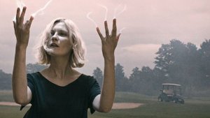 Im Kino wird auch die Realität mystisch: Kirsten Dunst in Lars von Triers Spielfilm Melancholia. Foto: Verleih