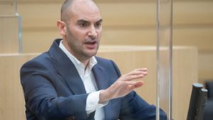 BadenWürttembergs grüner Finanzminister Danyal Bayaz bringt seinen zweiten Etat im Landtag ein. Foto: dpa/Marijan Murat