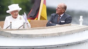 Queen Elizabeth II und ihr Mann Prinz Philip bei ihrer Bootstour auf der Spree in Berlin. Foto: Reuters Pool