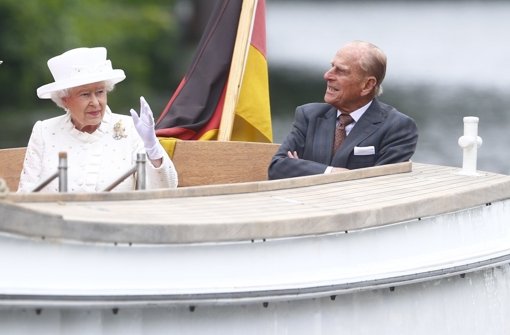 Queen Elizabeth II und ihr Mann Prinz Philip bei ihrer Bootstour auf der Spree in Berlin. Foto: Reuters Pool