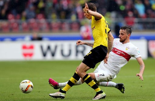 Einst gegen den VfB (Martin Harnik) am Ball, demanächst wohl im Trikot der Stuttgarter: Erik Durm (li.) von Borussia Dortmund Foto: Pressefoto Baumann