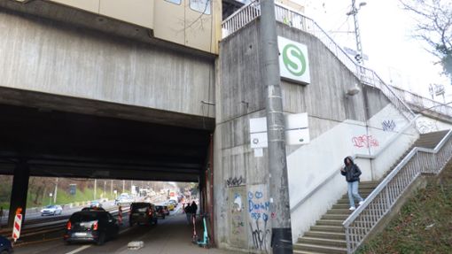 Eine  steile Treppe führt zum S-Bahnsteig an der Nürnberger Straße. Ansonsten müssen die Fahrgäste weite Umwege machen. Foto: Alexander/üller