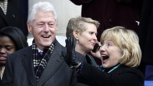 Offiziell hat sie noch nichts entschieden: In Wahrheit aber macht Hillary Clinton,  die frühere First Lady der USA – hier mit ihrem Ehemann Bill,   bereits Wahlkampf für die Präsidentschaftswahlen 2016. Foto: dpa