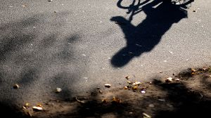 Ein unbekannter Radfahrer hat eine Frau bei Grafenau umgefahren. Foto: dpa