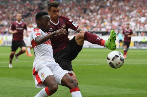Im Zweitliga-Heimspiel gegen Dynamo Dresden begann die Leidenszeit von Carlos Mané (li.) beim VfB Stuttgart. Foto: Getty