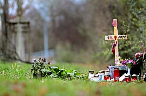 Ein Kreuz, Blumen und Kerzen erinnern in Eglosheim an Nadine E. Der Angeklagte im Prozess um den Tod von Nadine E. ist nun tot. Foto: factum/Granville