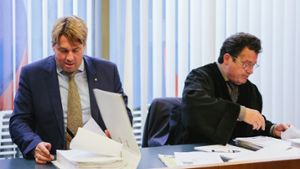 Bernd Klingler (links) mit seinem Rechtsanwalt im Gerichtssaal. Foto: Lichtgut/Verena Ecker