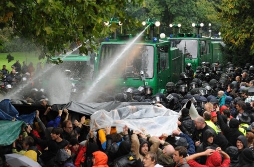 Mit Wasserwerfern waren die Beamten am „Schwarzen Donnerstag“  gegen die Demonstranten vorgegangen. (Archivfoto) Foto: dpa