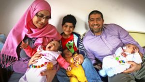 Asma und Mehdi Ben Hadj Mohamed mit ihrem vier Jahre alten Sohn Ahmed und den Drillingen Nour, Manar und Taha. Foto: Rüdiger Ott