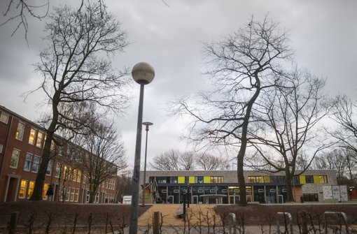 Ein Schulfhof  Gaarden in Kiel-Gaarden. Nach ersten Erkenntnissen soll ein 30-Jähriger ein siebenjähriges Mädchen  auf einem Schulhof angesprochen und unter einem Vorwand in seine Wohnung gelockt und sie dort schwer missbraucht haben. Foto: dpa
