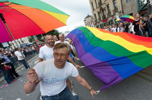 Die Regenbogenfahne ist längst zum Zeichen eines solidarischen Miteinanders von Schwulen, Lesben, Cis- und Transgender-Personen geworden. Foto: dpa/Peter Kneffel