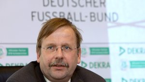 Der DFB fordert eine rasche Aufklärung der Dopingvorwürfe gegen die Bundesligisten VfB Stuttgart und SC Freiburg. Dr. Rainer Koch (Foto) ist Vorsitzender der Anti-Doping-Kommission des DFB. Foto: dpa