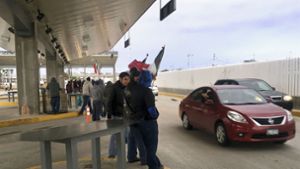 An einem Grenzübergang von San Diego und Tijuana legten Demonstranten den Verkehr über Stunden hinweg komplett lahm Foto: AP