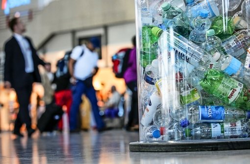 Leere Pfandflaschen für einen guten Zweck am Stuttgarter Flughafen Foto: Leif Piechowski