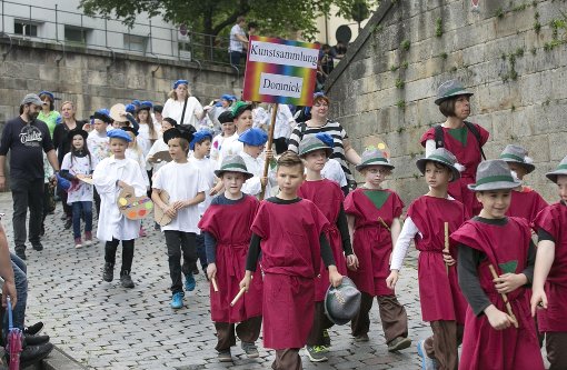 Mädchen und Jungen der Rudolf Steiner Schule haben sich beim Maientagsumzug mit weißen Kitteln und Baskenmützen als Maler verkleidet. Foto: Horst Rudel