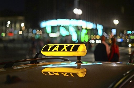 Auf einer Taxifahrt in den Stuttgarter Westen ist in der Nacht zum Sonntag eine junge Frau sexuell belästigt worden. Foto: dpa/Symbolbild