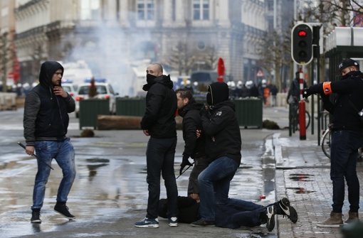 Zu einer Schweigeminute haben sich am Mittwoch in Brüssel vor der Börse am Place de la Bourse viele Menschen versammelt. Hier kam es am Sonntag auch zu einem Zwischenfall mit Hooligans. Foto: AP