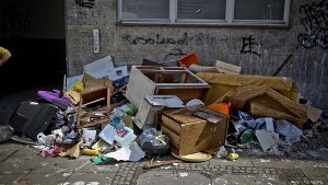 Müllhaufen wie dieser in der Tübinger Straße sollen bald der Vergangenheit angehören. Foto: Peter Petsch