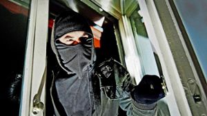 Vorsicht Diebe!  Eine vernünftige Sicherheitsausstattung von Fenstern und Türen schreckt Einbrecher ab. Foto: dpa