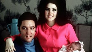 Elvis und Priscilla Presley mit Töchterchen Lisa Marie im Februar 1968. Klicken Sie sich durch Bilder des King und seiner Queen. Foto: AP