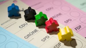 Bunter Südwesten: Farbige Spielfiguren stehen  auf Wahlscheinen für die Landtagswahl in Baden-Württemberg. Foto: dpa