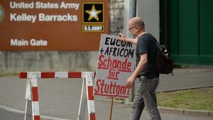 Demonstranten vor den US-amerikanischen Kelley Barracks in Stuttgart-Möhringen. Foto: dpa
