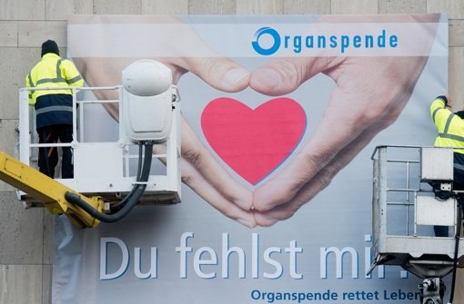 Beim Tag der Organspende in Stuttgart wird mit vielen Aktionen über die Themen Organspende und Transplantation informiert. Foto: dpa