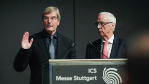 Thomas Bopp (links) wird von CDU-Fraktionskollege Helmut Noe auf sein altes und neues Amt als Regionalpräsident vereidigt. Foto: Lichtgut/Max Kovalenko
