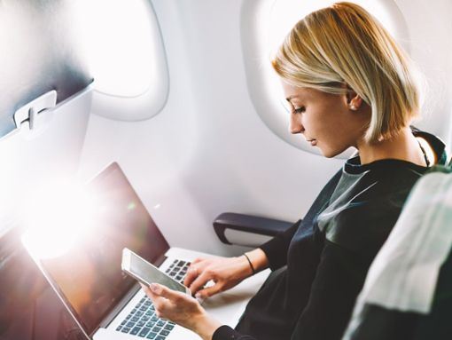 Wer auf Internet im Flugzeug nicht verzichten möchte, muss je nach Airline tief in die Tasche greifen. Foto: GaudiLab/Shutterstock.com