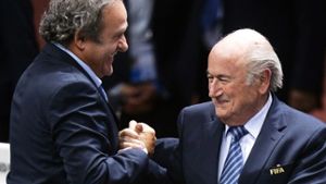 Michel Platini und Joseph Blatter müssen im Fußball weiter pausieren. (Archivfoto) Foto: dpa