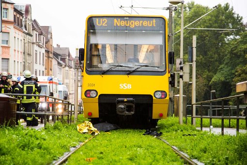 Am Freitagnachmittag wird eine junge Frau in Bad Cannstatt von einer Stadtbahn überrollt. Die 21-Jährige wird schwer verletzt. Foto: www.7aktuell.de | Simon Adomat