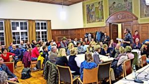 Mehr als 100 Bürger sind  ins Feuerbacher Rathaus gekommen, um ihre Hilfe anzubieten. Foto: Torsten Ströbele