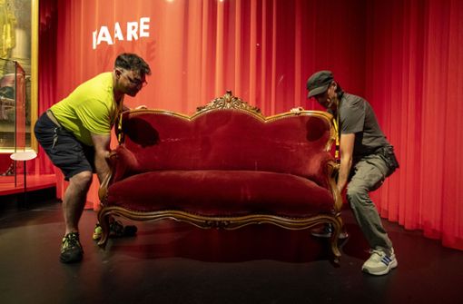 Loriots rotes Sofa tourt 100 Tage durch das Haus der Geschichte. Foto: Lichtgut/L/eif Piechowski