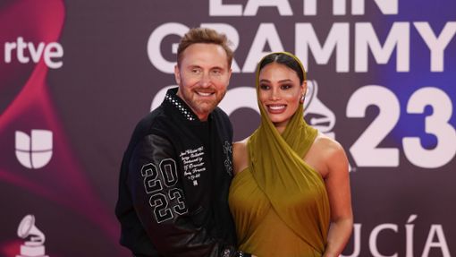 Bei den Latin Grammy Awards in Sevilla posierten David Guetta und seine Jessica mit dem Babybauch. Foto: Vianney Le Caer/Invision/dpa