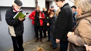 Drei Stolpersteine für drei Menschen: Siegfried Bassler erzählt vom Schicksal der Stuttgarter Judenfamilie Fromm. Foto: Ines Rudel